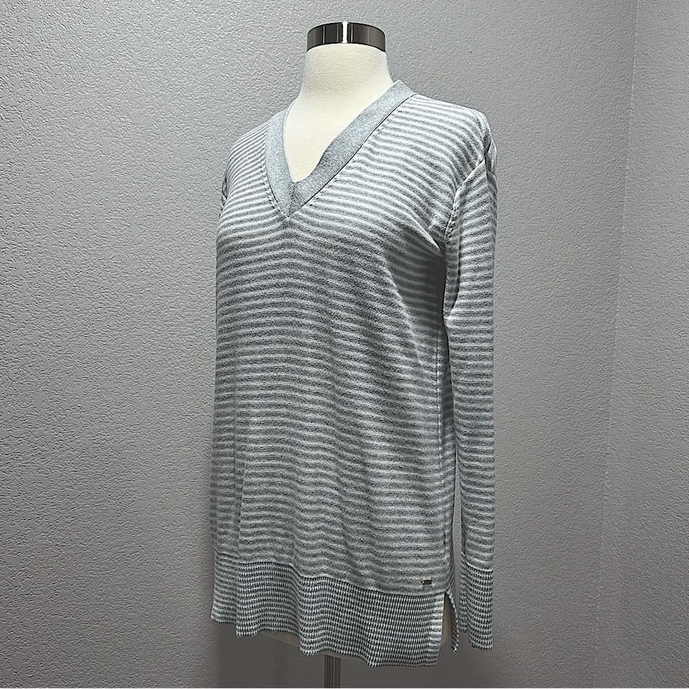 ❗️3/$20❗️Tommy Hilfiger 100% Cotton V-neck Sweater